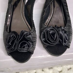 DoBallo black “Theresa silk”. Size 9. Kitten heel. Crimped silk,sling back. EUC‎